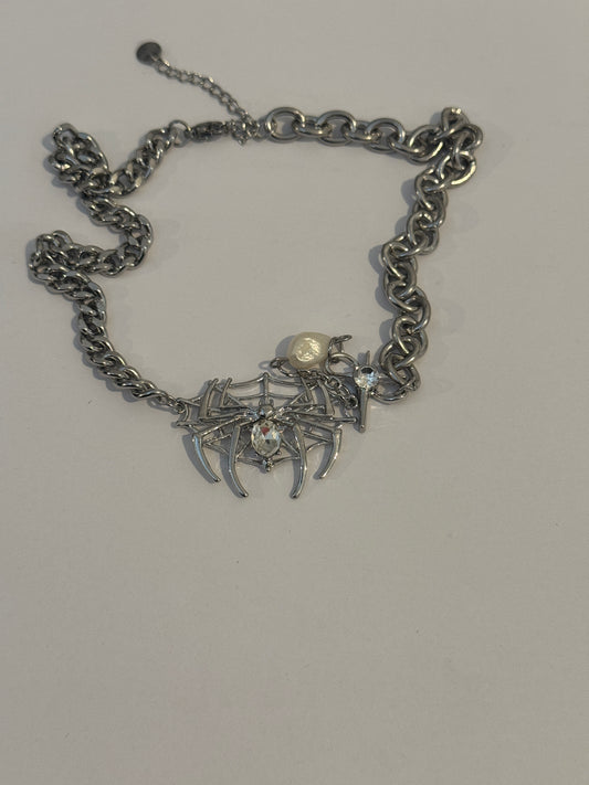 Frauen Spinnen Ketten