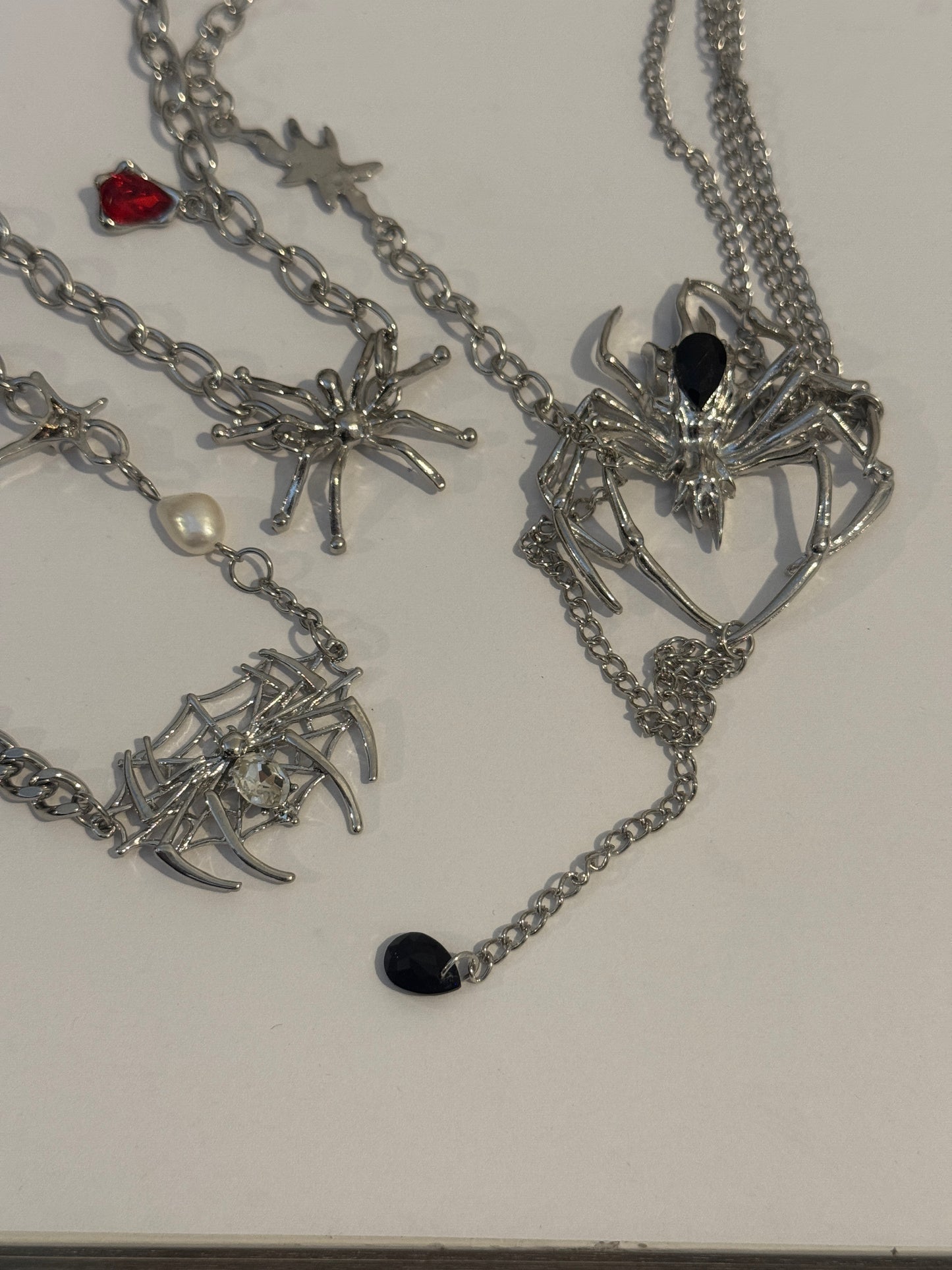 Frauen Spinnen Ketten