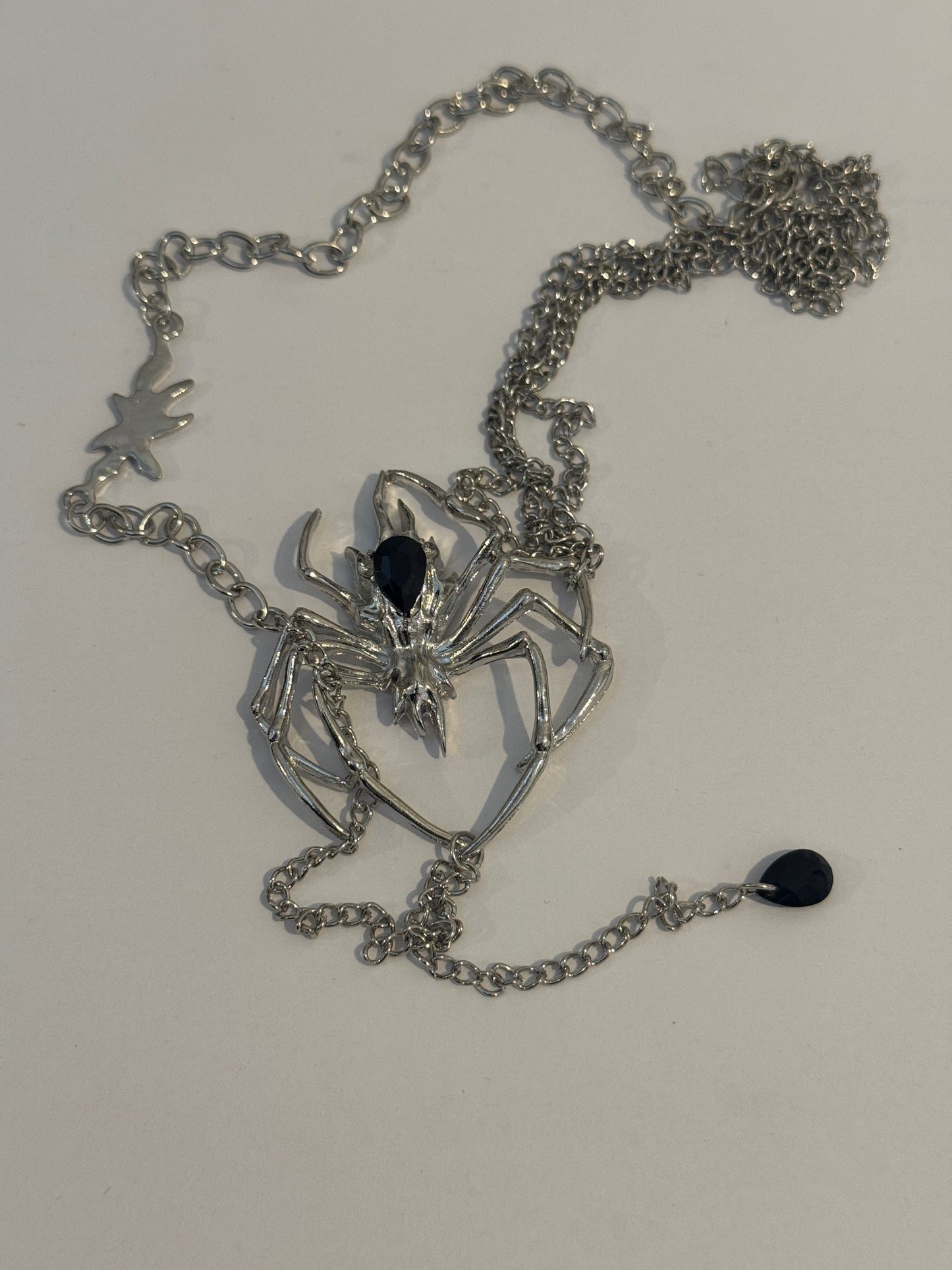 Frauen Spinnen Ketten