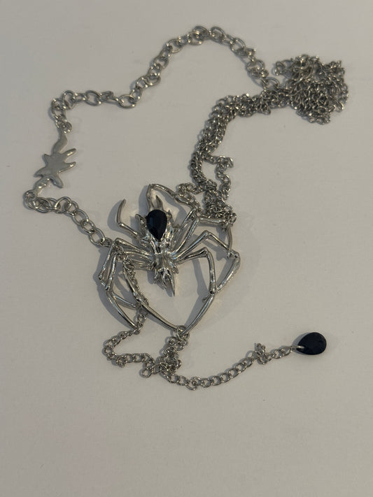 Frauen Spinnen Ketten